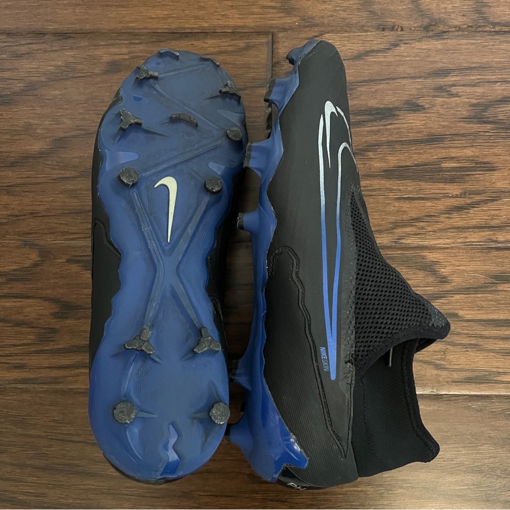 Nike Black and Blue Athletic Shoes - Picture 4 of 6